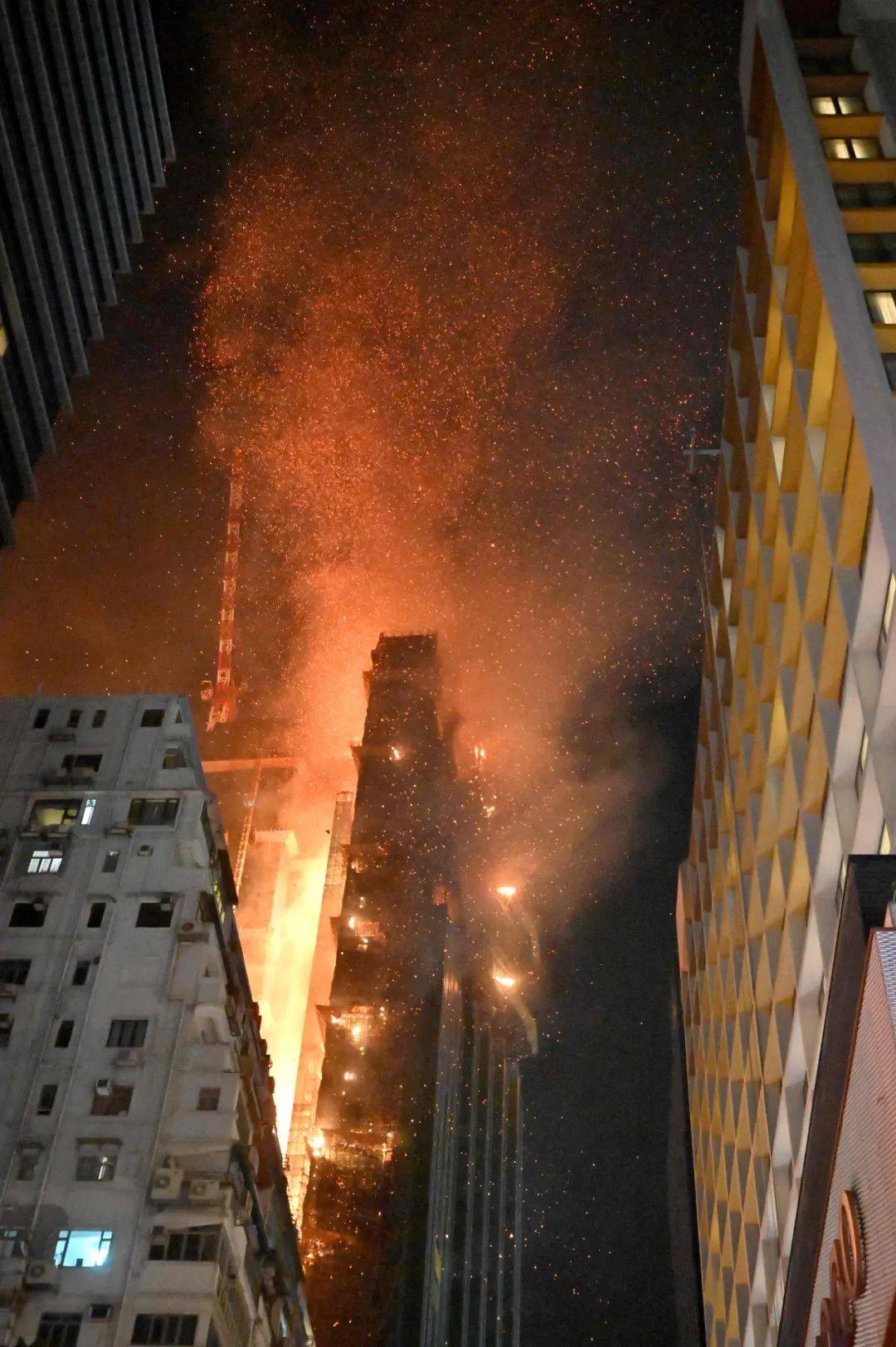 屯溪华为手机电话号码:香港闹市大楼起火！现场火光冲天，燃烧的碎屑四处飘散，喜来登酒店被波及，附近居民紧急撤离